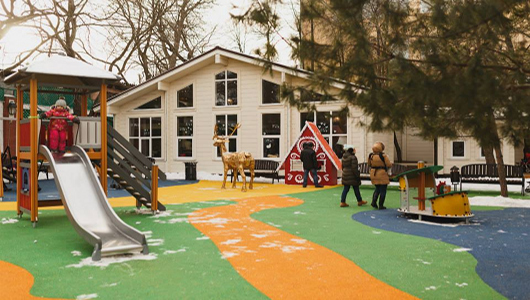 Детская площадка в саду «Эрмитаж» в Москве