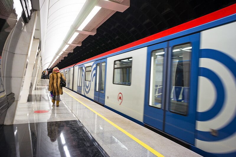 В метро на оранжевой ветке не ходят поезда из-за человека на путях | Радио 1