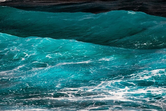 Цвет морской волны в интерьере: сочетания, на стенах и в мебели, 50 реальных фото