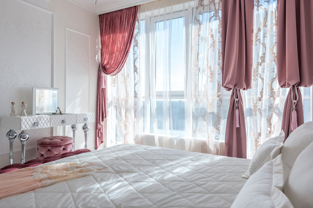 Цвет пыльной розы в интерьере: шторы в спальне