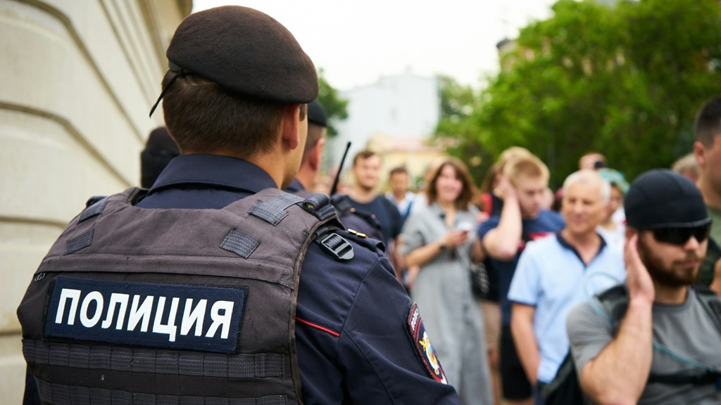 Полицейский на улице Повышение зарплат полиции