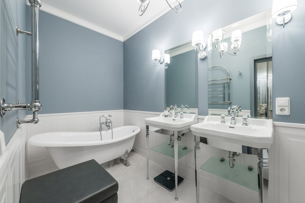 Серо-голубой цвет в интерьере: отделка стен в ванной