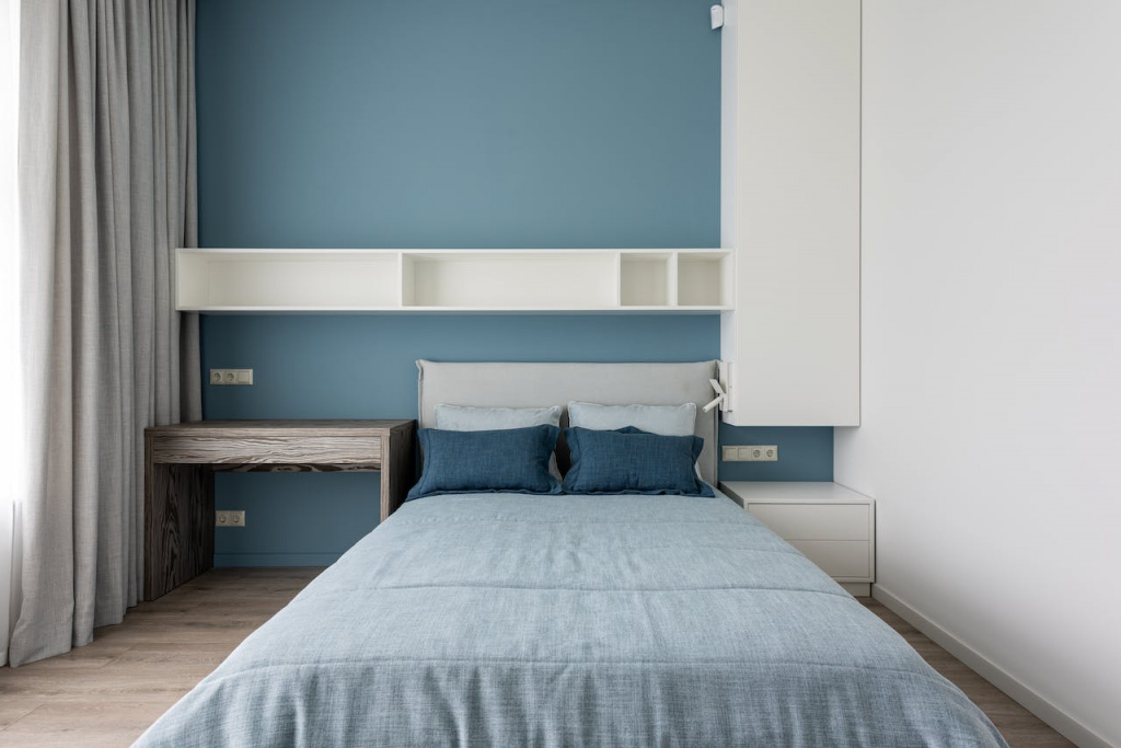 Серо-голубой цвет в интерьере: мебель в спальне