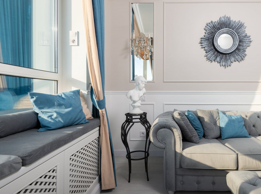 Серо-голубой цвет в интерьере: текстиль в гостиной