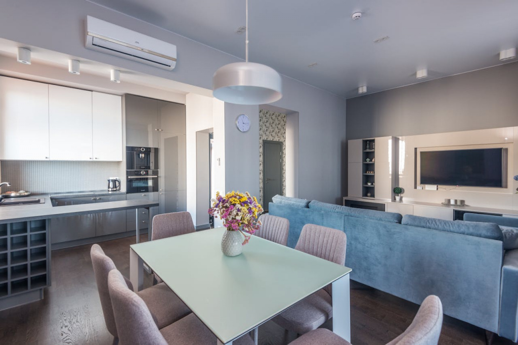 Серо-голубой цвет в интерьере: мебель для кухни-гостиной